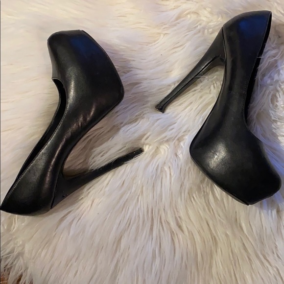 Black Aldo platform leather pumps 6” - Picture 2 of 4